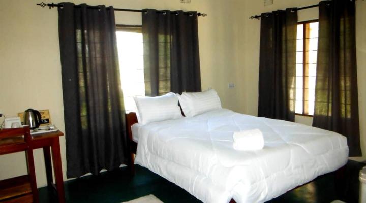 Royal South Luangwa Safaris Lodge