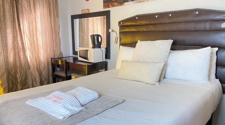 J&E Cyaara Guest House