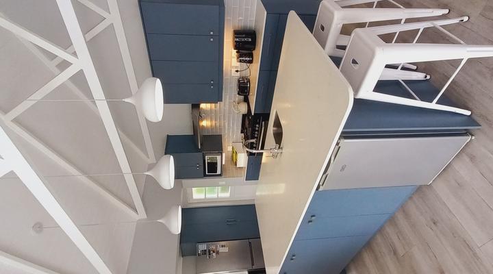 The Blue Beach House, Vrede St