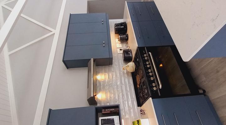 The Blue Beach House, Vrede St