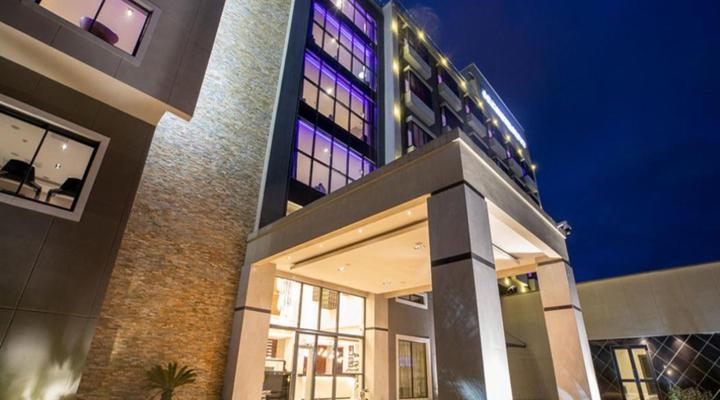 Tripod By Pedestal Hotel