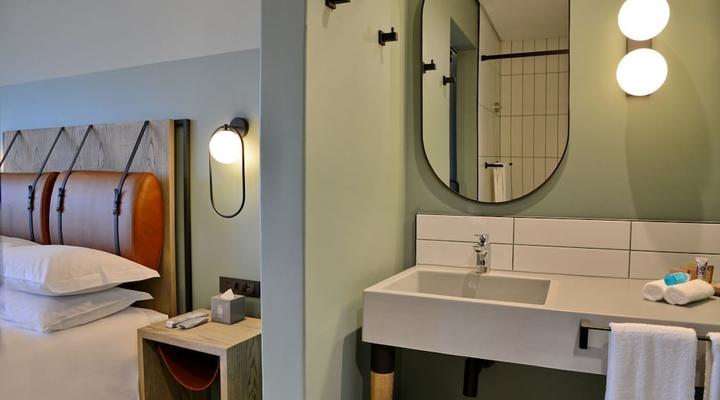 Courtyard Hotel Waterfall City