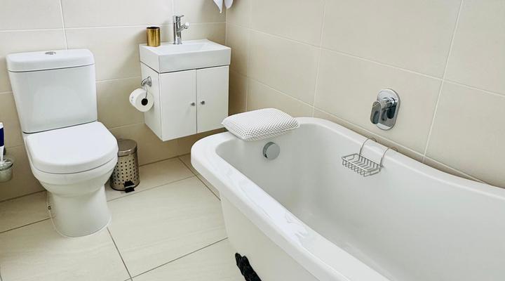 Central Upmarket 2-Bedroom Cottage with Fireplace, Libary, Braai