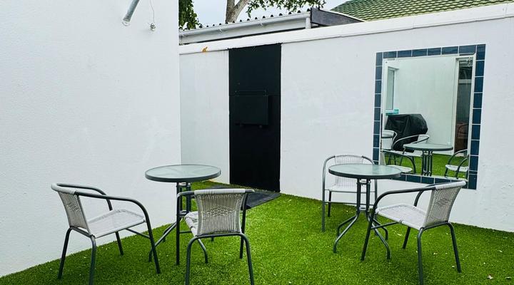 Central Upmarket 2-Bedroom Cottage with Fireplace, Libary, Braai