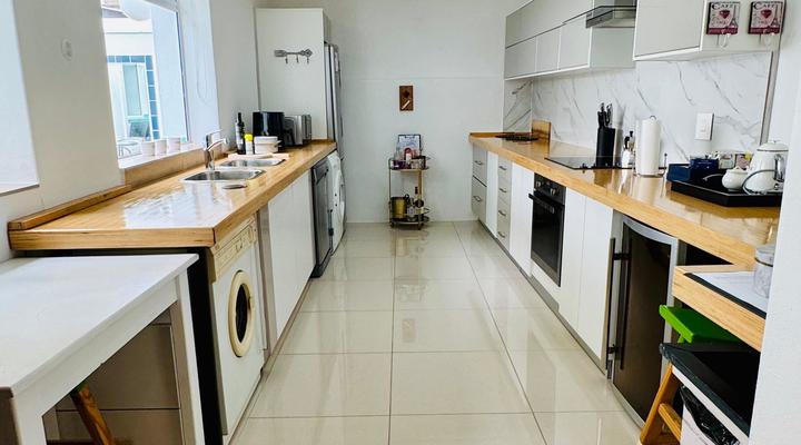 Central Upmarket 2-Bedroom Cottage with Fireplace, Libary, Braai