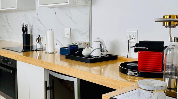 Central Upmarket 2-Bedroom Cottage with Fireplace, Libary, Braai