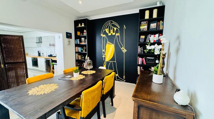 Central Upmarket 2-Bedroom Cottage with Fireplace, Libary, Braai