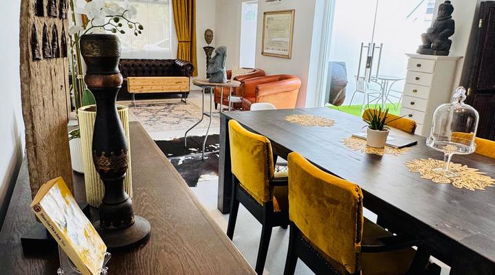 Central Upmarket 2-Bedroom Cottage with Fireplace, Libary, Braai