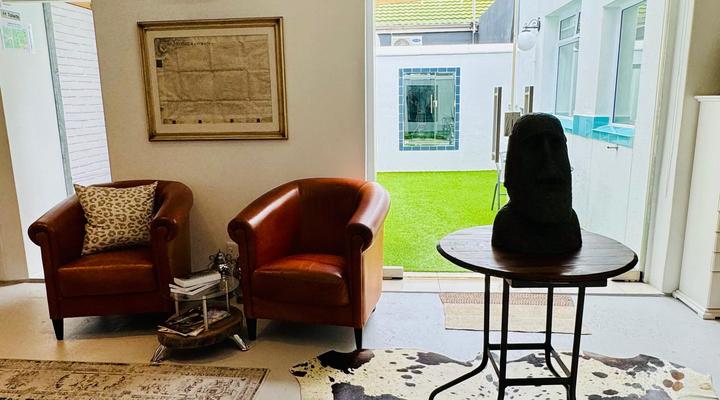 Central Upmarket 2-Bedroom Cottage with Fireplace, Libary, Braai