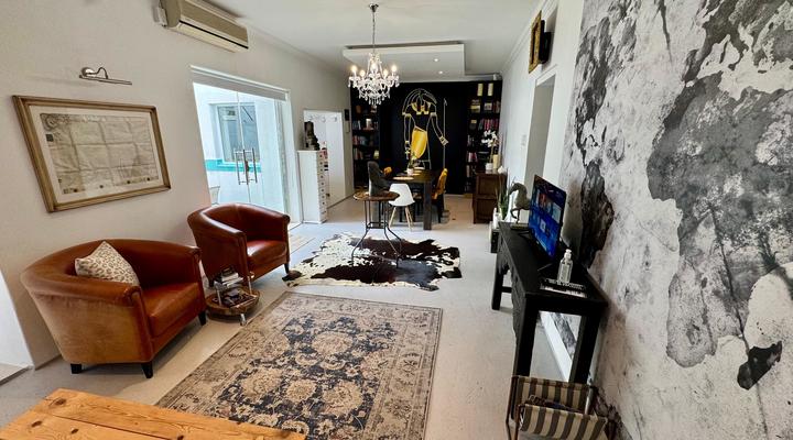 Central Upmarket 2-Bedroom Cottage with Fireplace, Libary, Braai