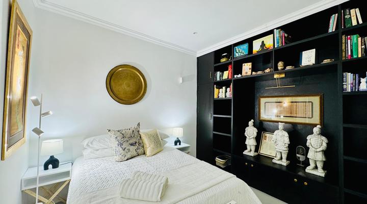 Central Upmarket 2-Bedroom Cottage with Fireplace, Libary, Braai