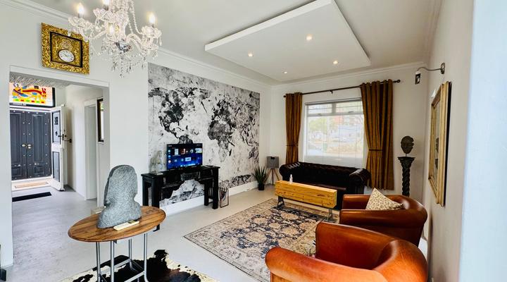 Central Upmarket 2-Bedroom Cottage with Fireplace, Libary, Braai