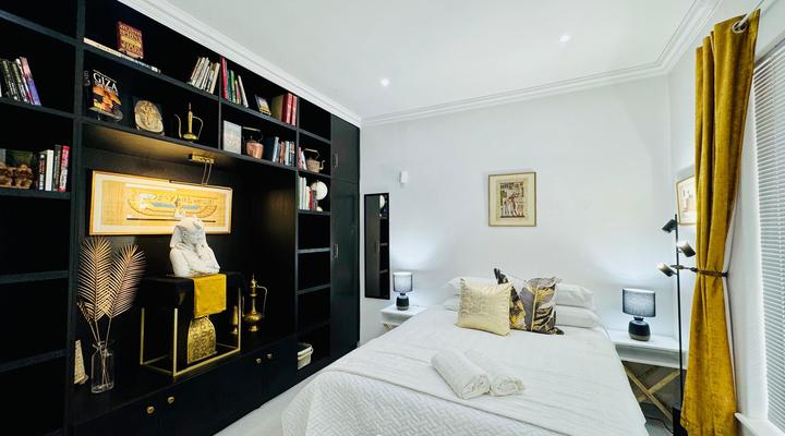 Central Upmarket 2-Bedroom Cottage with Fireplace, Libary, Braai