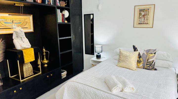 Central Upmarket 2-Bedroom Cottage with Fireplace, Libary, Braai