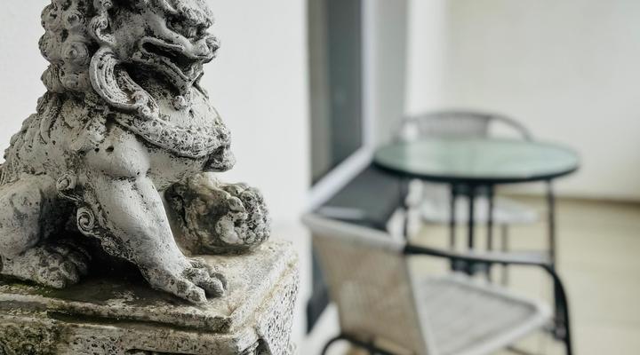 Central Upmarket 2-Bedroom Cottage with Fireplace, Libary, Braai