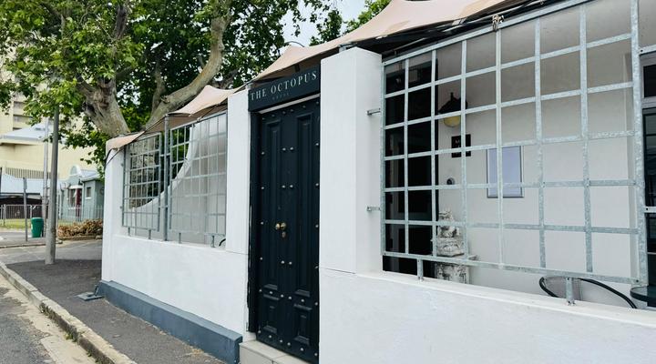 Central Upmarket 2-Bedroom Cottage with Fireplace, Libary, Braai