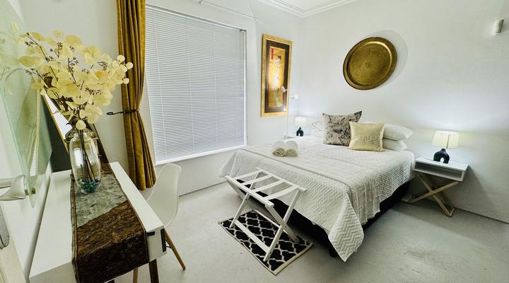 Central Upmarket 2-Bedroom Cottage with Fireplace, Libary, Braai