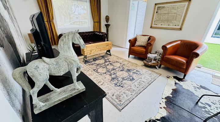 Central Upmarket 2-Bedroom Cottage with Fireplace, Libary, Braai