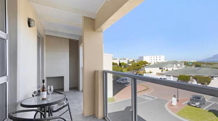 22 Big Bay Beach Club, Bloubergstrand