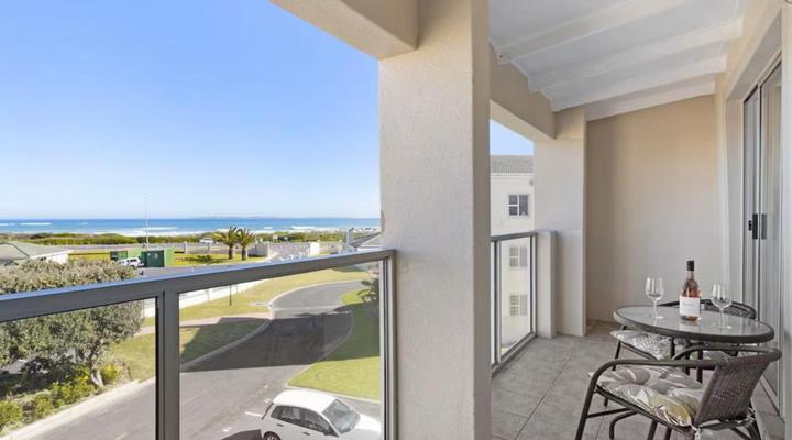 22 Big Bay Beach Club, Bloubergstrand