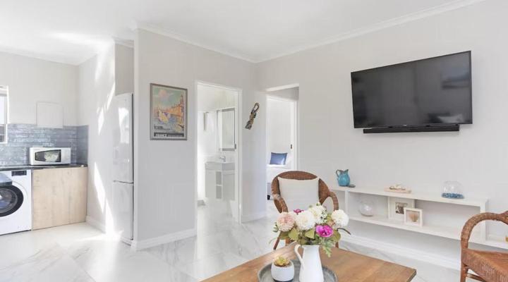 22 Big Bay Beach Club, Bloubergstrand