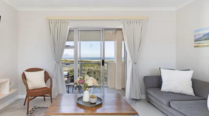 22 Big Bay Beach Club, Bloubergstrand