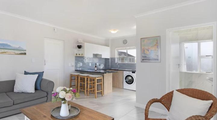 22 Big Bay Beach Club, Bloubergstrand