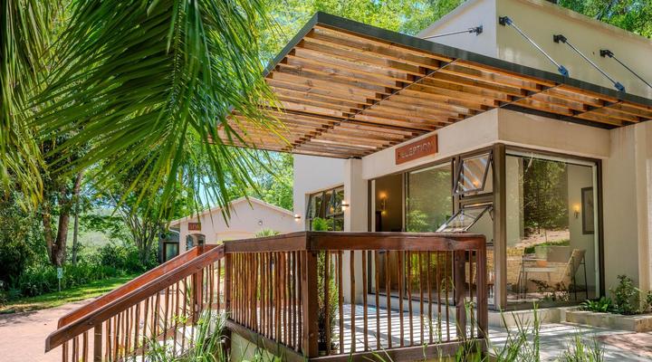 Bush Baby Valley Lodge