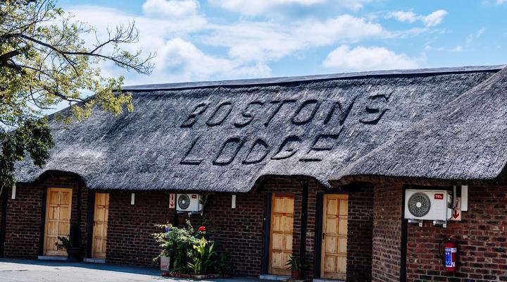 Bostons Lodge & Restaurant