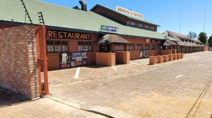 Bostons Lodge & Restaurant