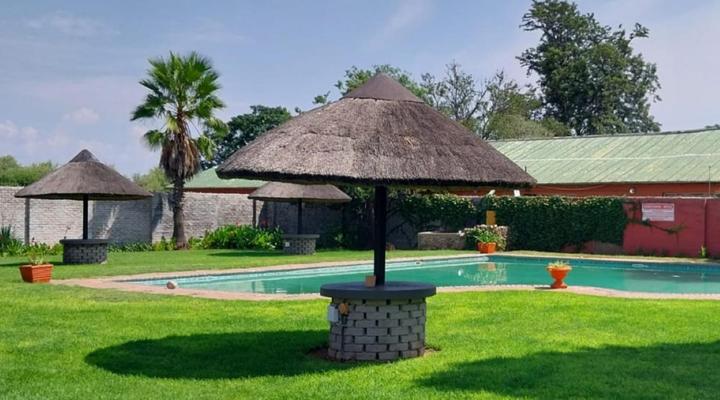 Bostons Lodge & Restaurant