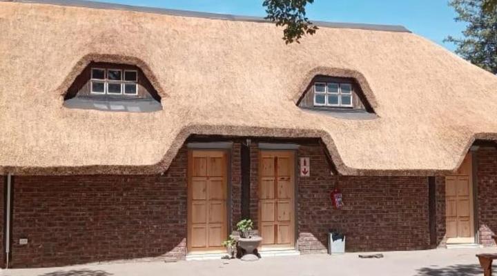 Bostons Lodge & Restaurant