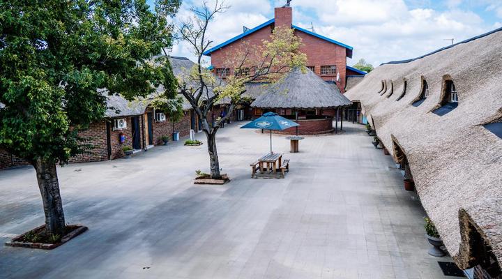 Bostons Lodge & Restaurant