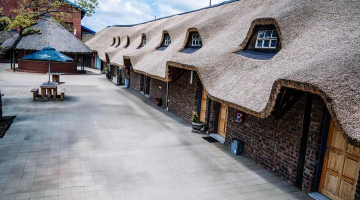 Bostons Lodge & Restaurant