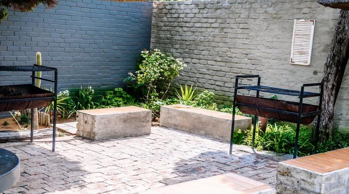 Bostons Lodge & Restaurant