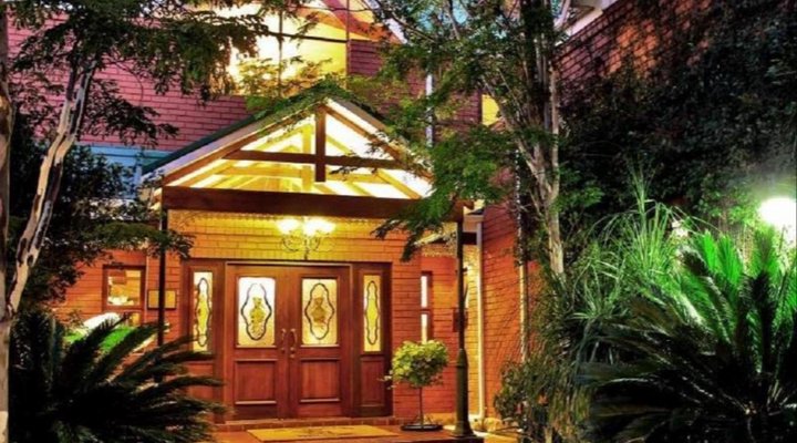 The Woodpecker Inn