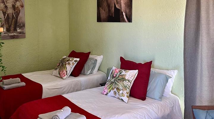 Green Elephant Cottages Uis