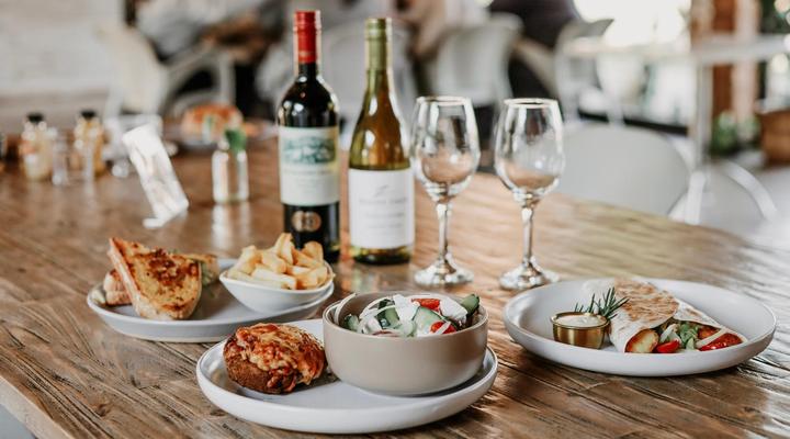 Lighthouse Guesthouse & Cafe