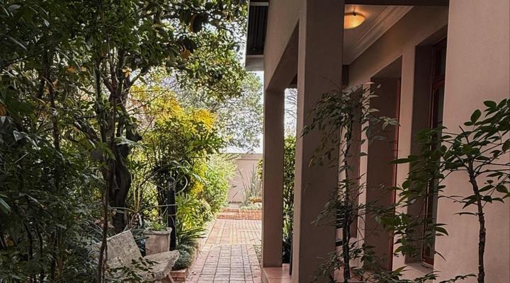 Del Roza Guest House