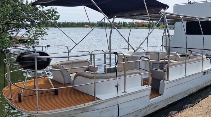 Old Willow No 7 Houseboat Charters