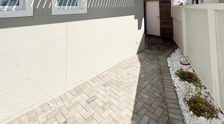 175 A on Uniab Close