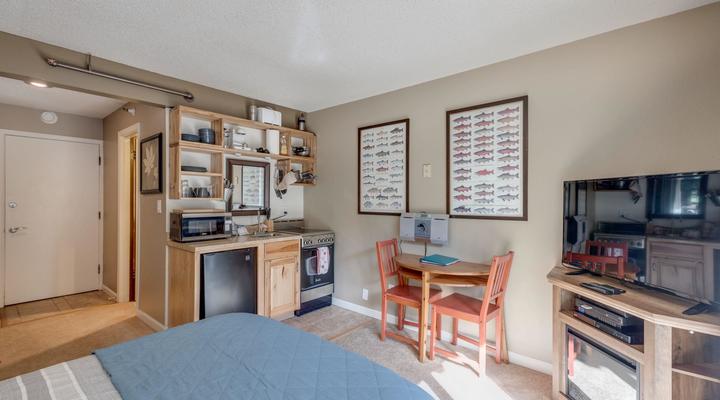 #37 Snowline Lodge Condo