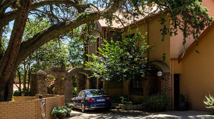 Izimbali Lodge and Restaurant