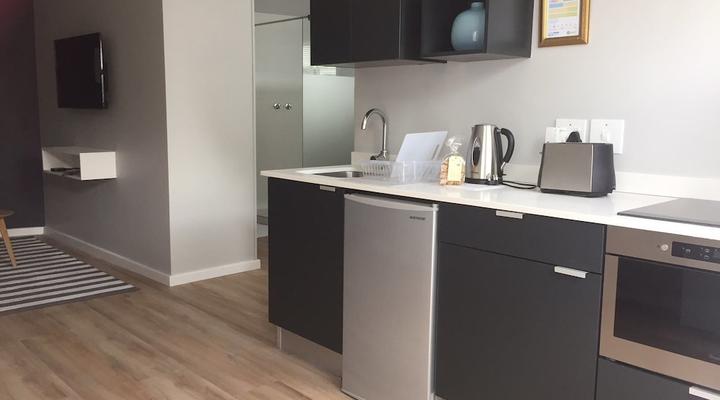 Central Claremont Garden Apartment