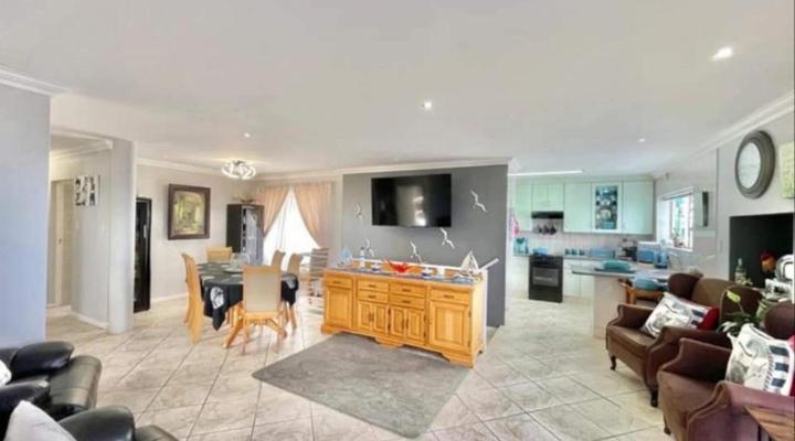 Lillies and Leopards Holiday Home