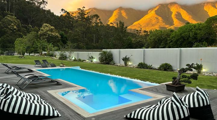 A Riverbed Guesthouse