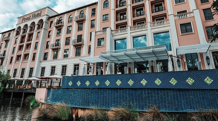 Pivot Hotel