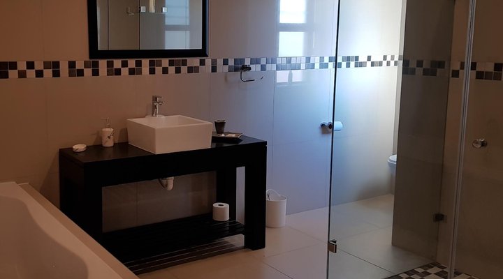 Friends - Three-Bedroom Private Apartment
