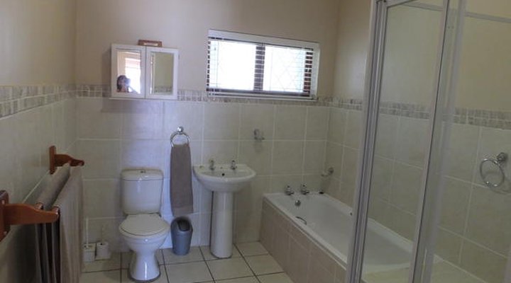 Pollok Guest Lodge