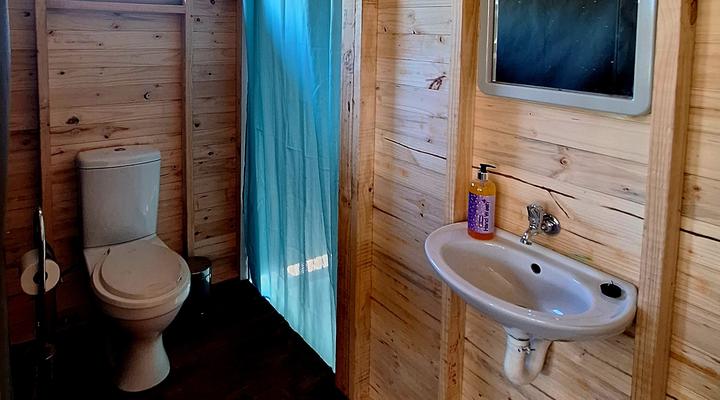 Thorn Tree Bush Camp - Tented camps and cabins